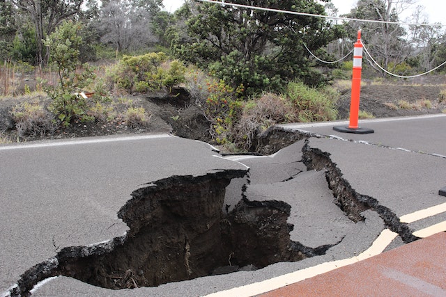 droga po trzęsieniu ziemi
